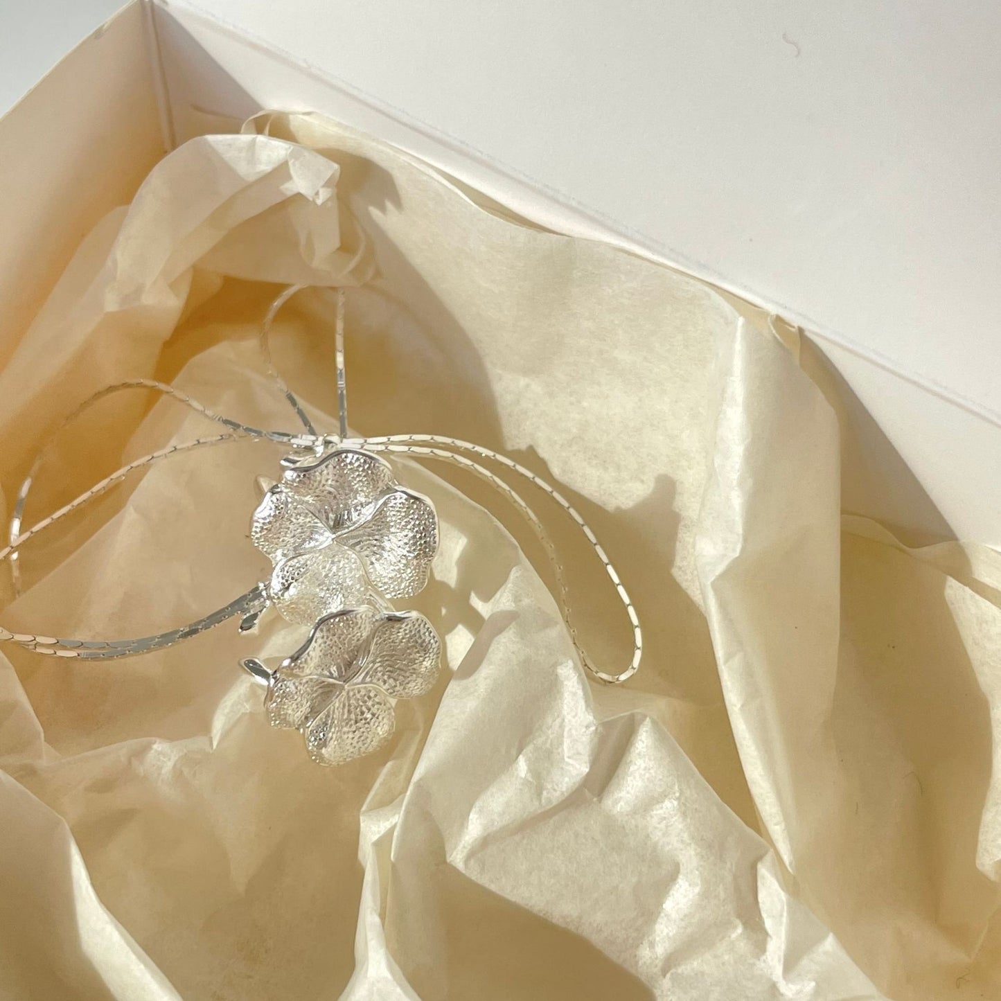 Orecchini a Clip Minimalisti Floreali in Argento da Donna con Retro Triangolare in Argento Sterling S925