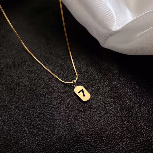 Collana con Ciondolo Minimalista in Acciaio al Titanio Numero Fortunato 7 Tonalità Fredda con Catena a Serpente per Donna