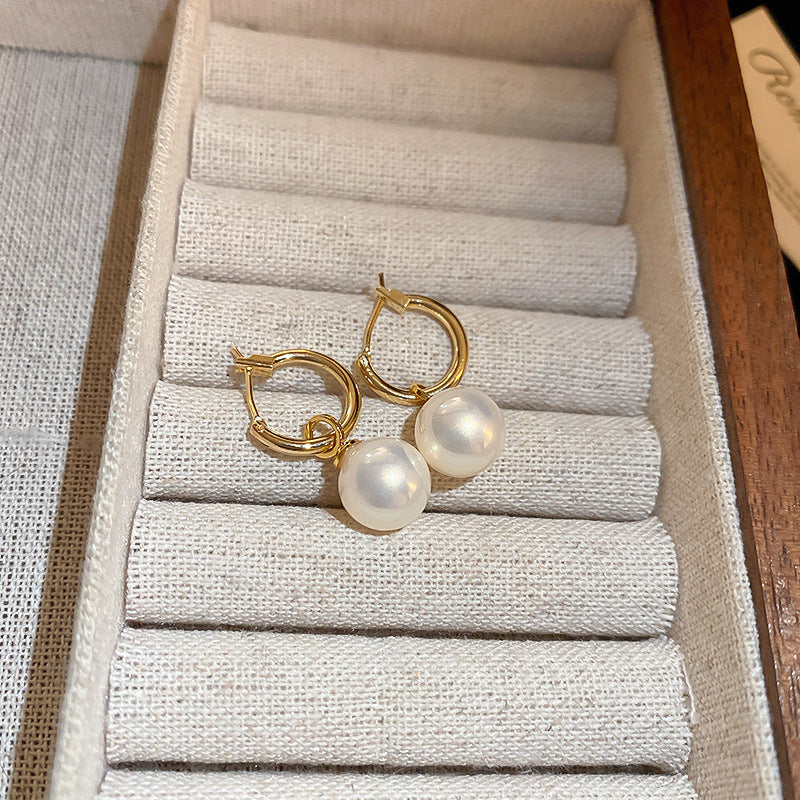 Elegantes pendientes florales de perlas con postes de plata chapados en oro para mujer