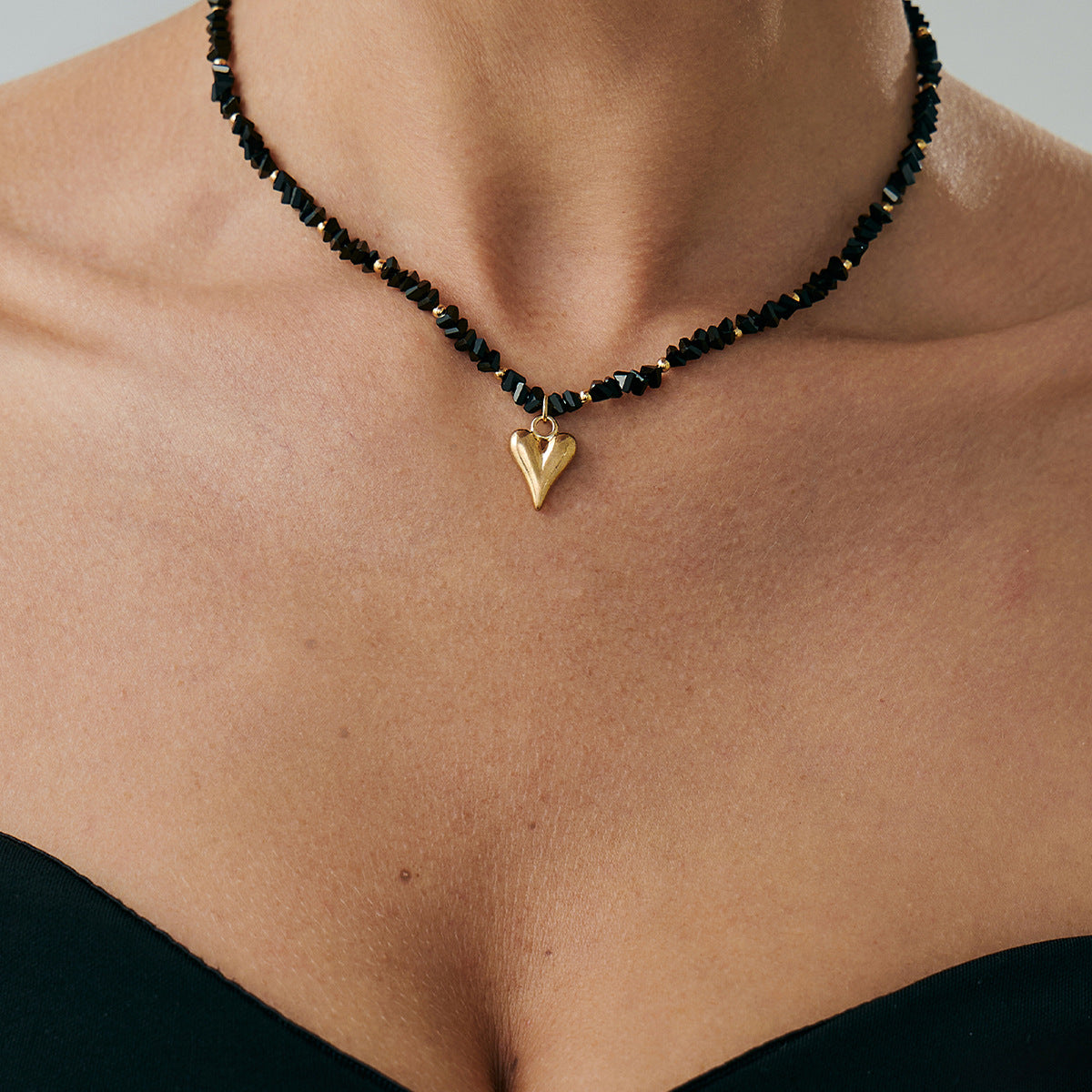 Collana Minimalista con Ciondolo a Cuore in Lega, con Strass Intarsiati e Design Irregolare