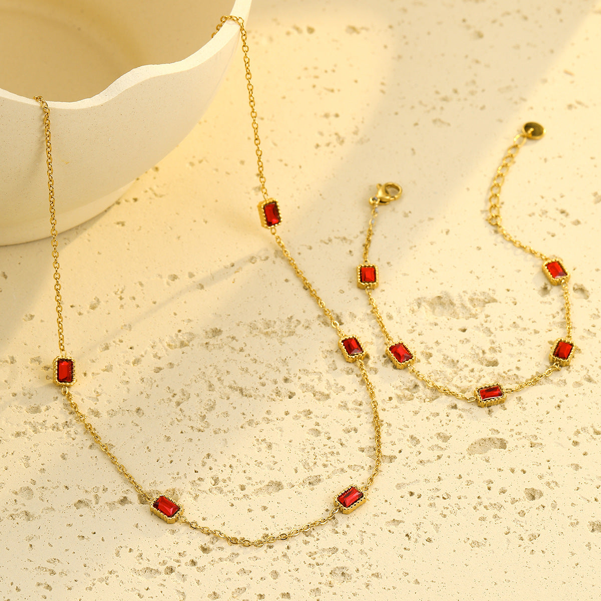 Collana da donna minimalista con pendente quadrato in acciaio inossidabile con intarsio in strass e placcatura in oro
