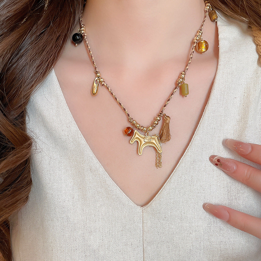Collar con colgante de caballo minimalista de lujo para mujer en madera con chapado en oro de 18 quilates — Cadena para suéter de uso diario