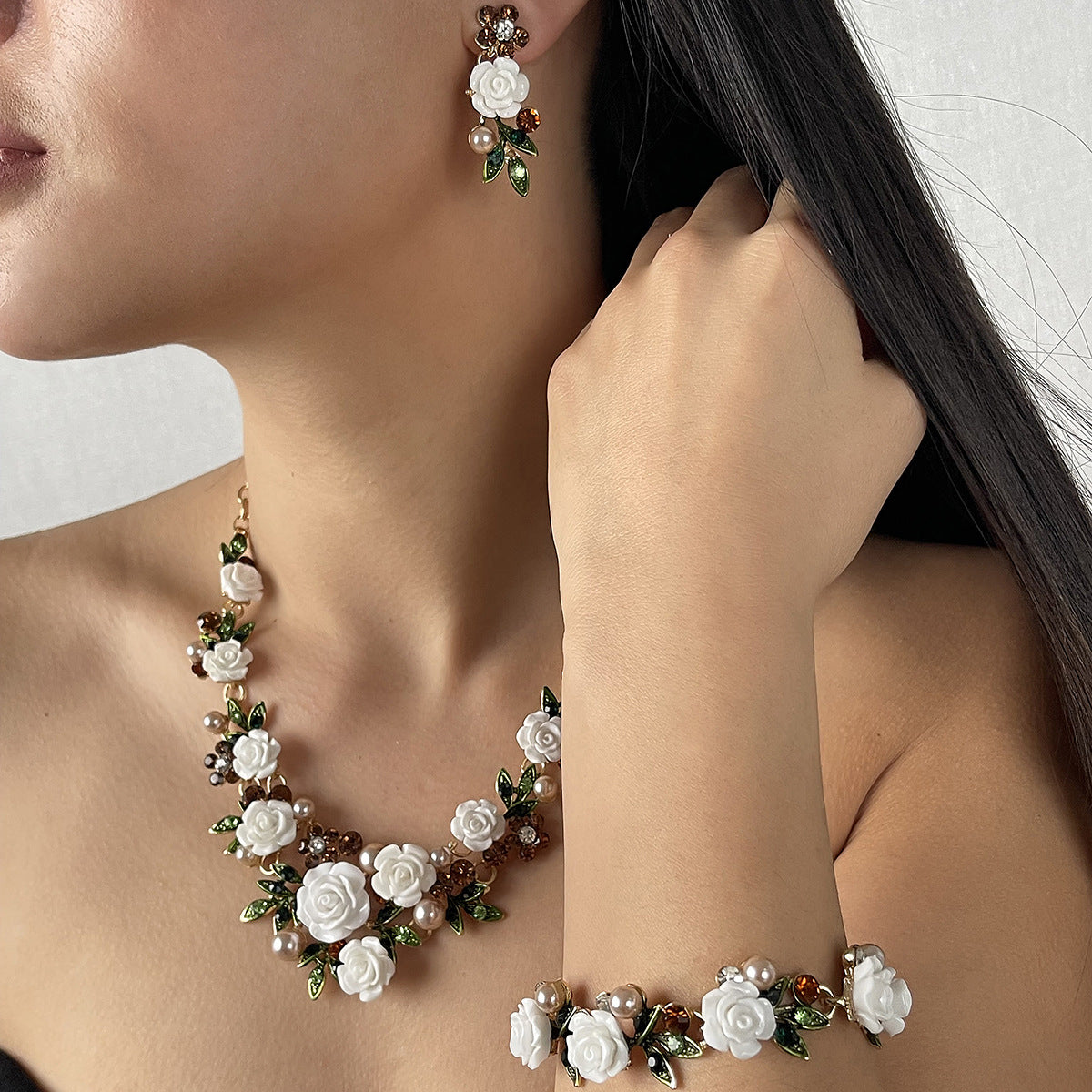 Set di collana, orecchini e bracciale floreale in lega e resina con intarsi di strass per donna