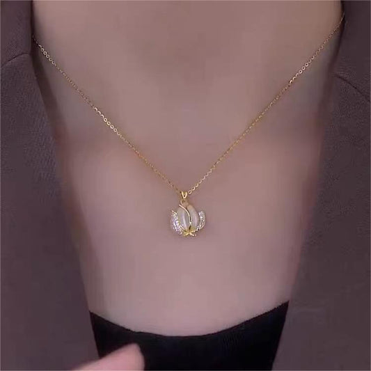 Elegante collana con pendente a bocciolo di tulipano "occhio di gatto" da donna, in acciaio al titanio placcato, catena clavicola con design floreale