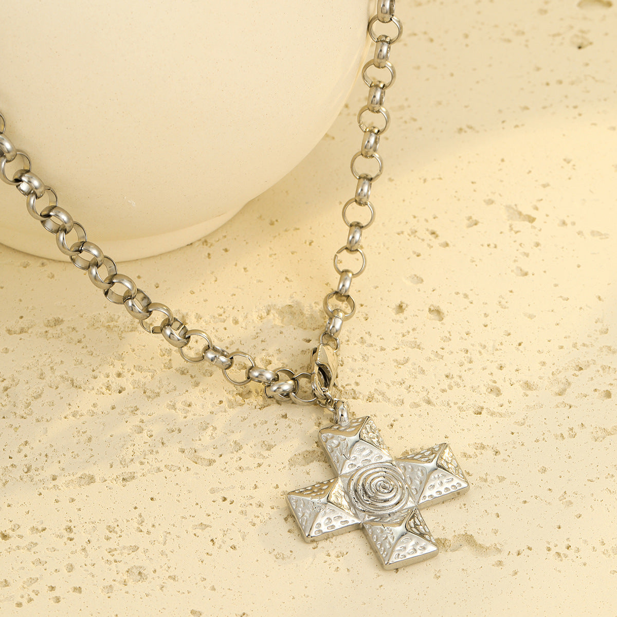 Collana con ciondolo a croce a spirale da donna in acciaio inossidabile placcato oro 18 carati