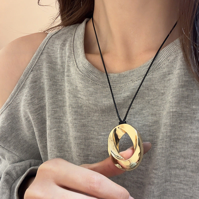 Collana con Pendente Geometrico Minimalista da Donna in Lega con Finitura Elettroplaccata — Catena Leggera per Maglione, Accessorio di Lusso Versatile