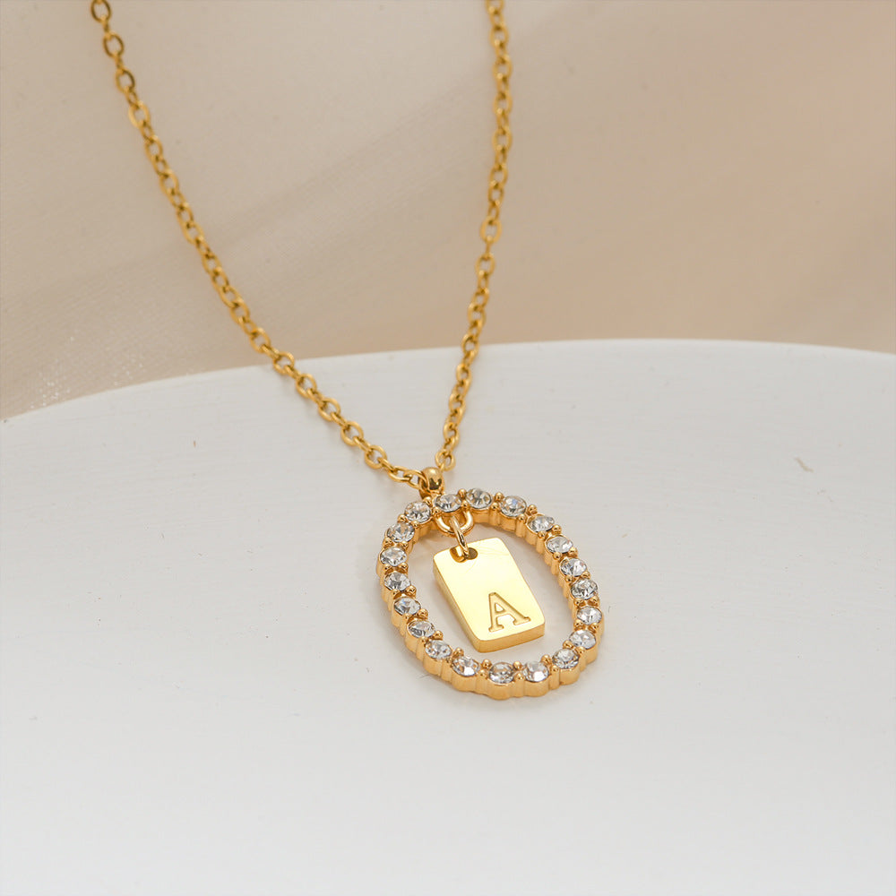 Collana da donna a maglione versatile in acciaio inossidabile ovale minimalista con lettera, placcata oro, con catena a maglie, con strass micro-pavé