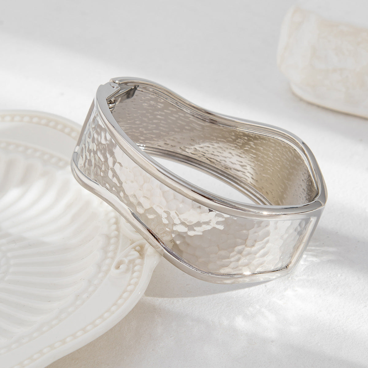 Bracciale da donna in lega martellata irregolare minimalista con chiusura a molla