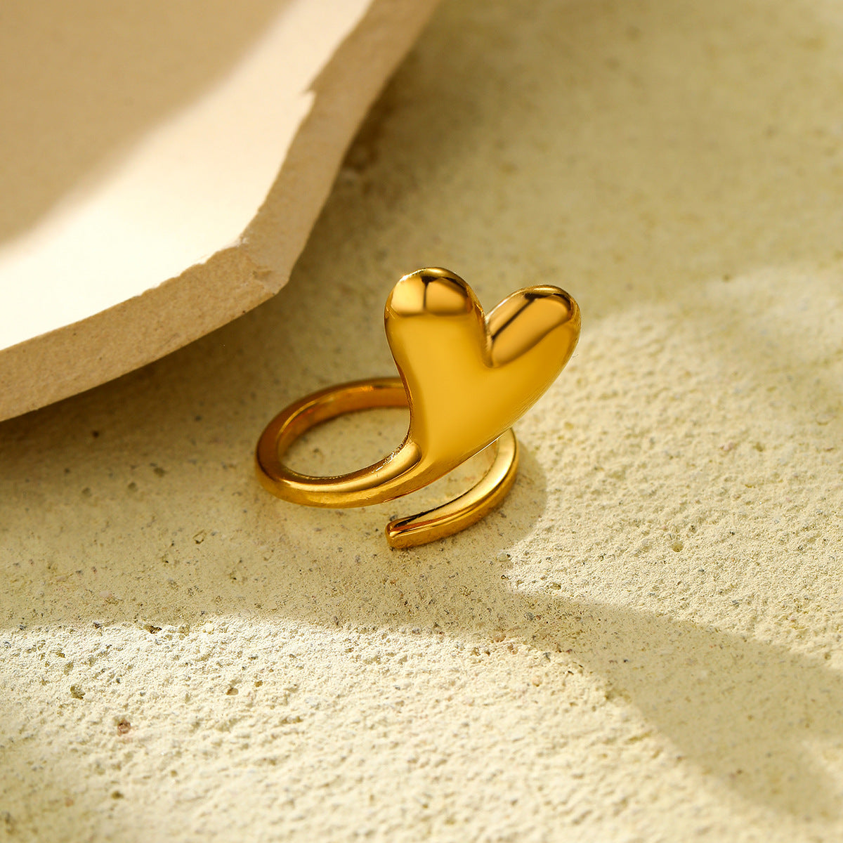 Anello minimalist con cuore in acciaio al titanio placcato oro 18K da donna