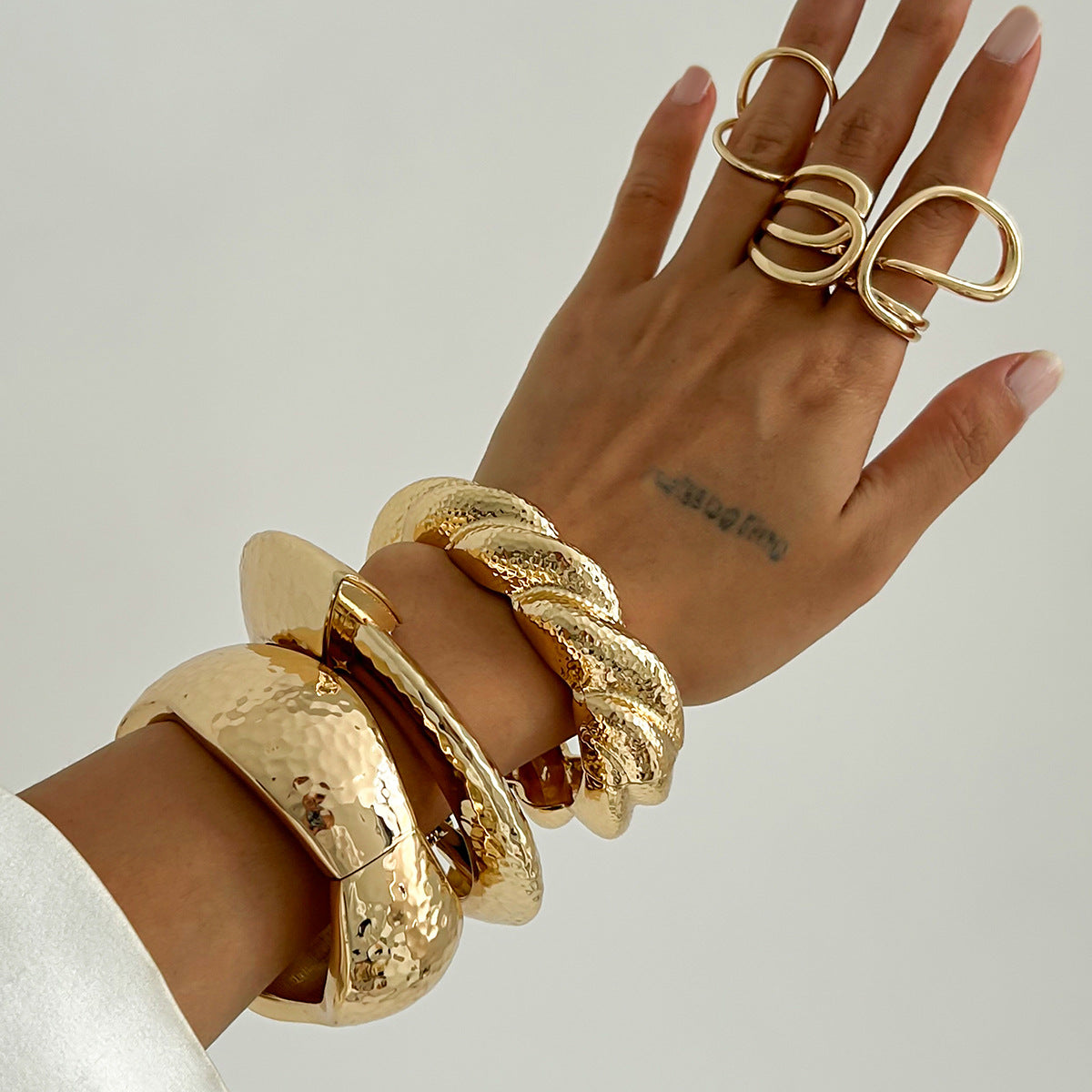 Pulsera de aleación geométrica audaz con acabado pulido y diseño trenzado para mujer