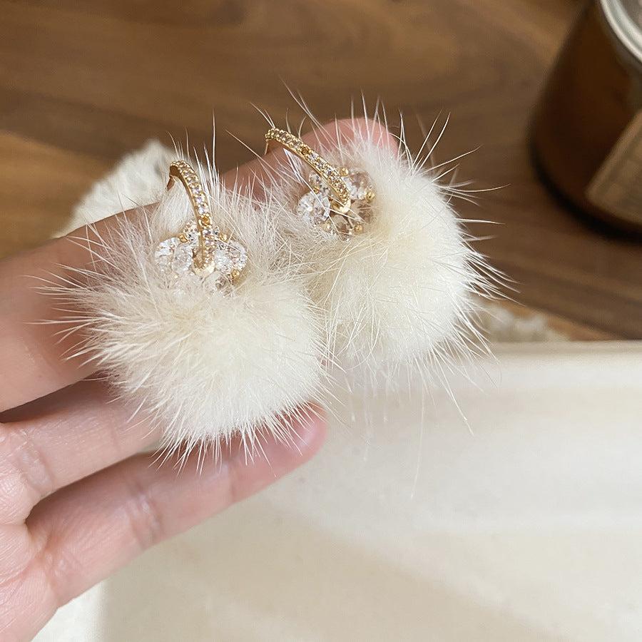 Elegantes pendientes de tuerca de acero chapado con colgante de flor y detalles de pompones suaves para mujer, joyería de lujo minimalista lista para la oficina