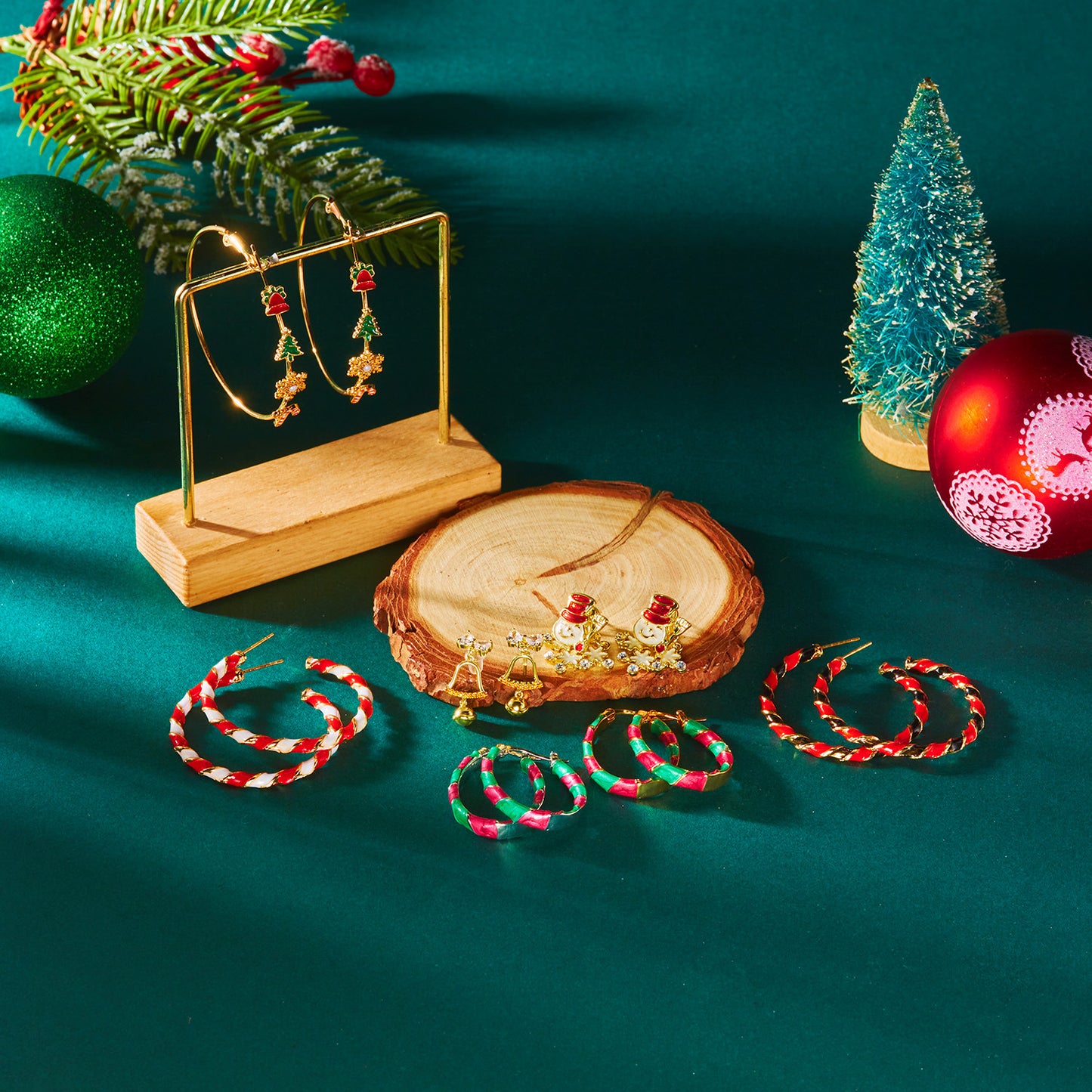 Pendientes colgantes temáticos navideños con diseño de copo de nieve, árbol, muñeco de nieve, bota de vaquero y borla de campana en aleación de zinc con acabado galvanizado para uso unisex