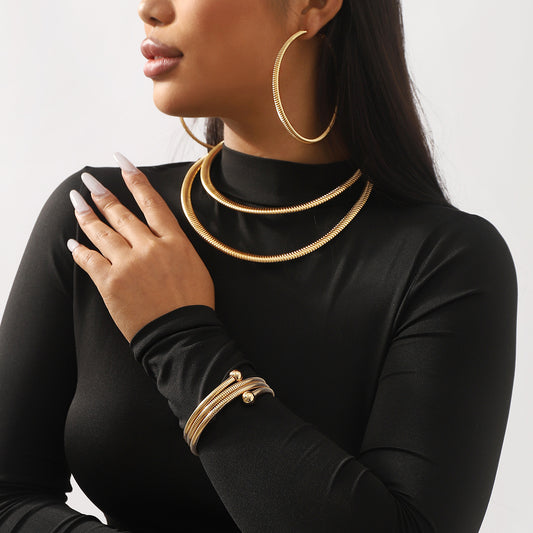 Orecchini vistosi a cerchio in acciaio galvanizzato, minimalisti e geometrici, stile vintage, con collana e bracciale abbinati da donna