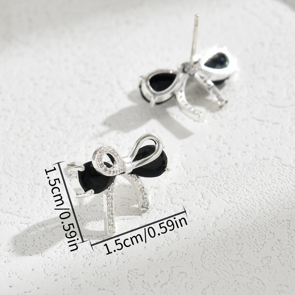 Pendientes de tuerca geométricos asimétricos y lazo de estilo académico fresco en cobre con incrustaciones de circonita cúbica