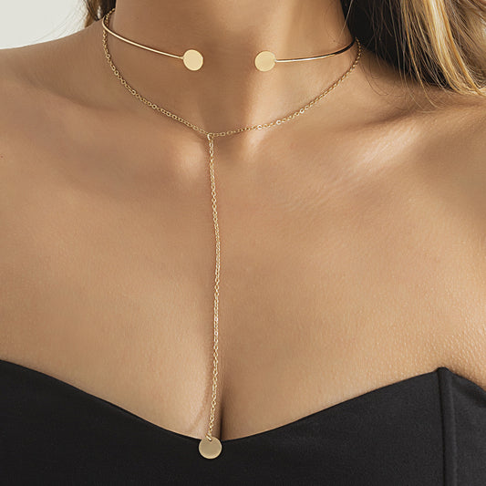 Collana girocollo minimalista a tono freddo con pendenti circolari geometrici a doppio strato e dettagli a frange in lega con finitura galvanica