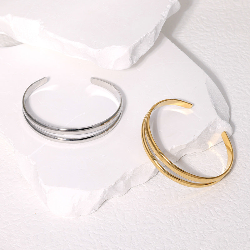 Pulsera Minimalista de Acero Inoxidable Tono Frío para Mujer con Acabado Chapado y Diseño de Líneas Geométricas