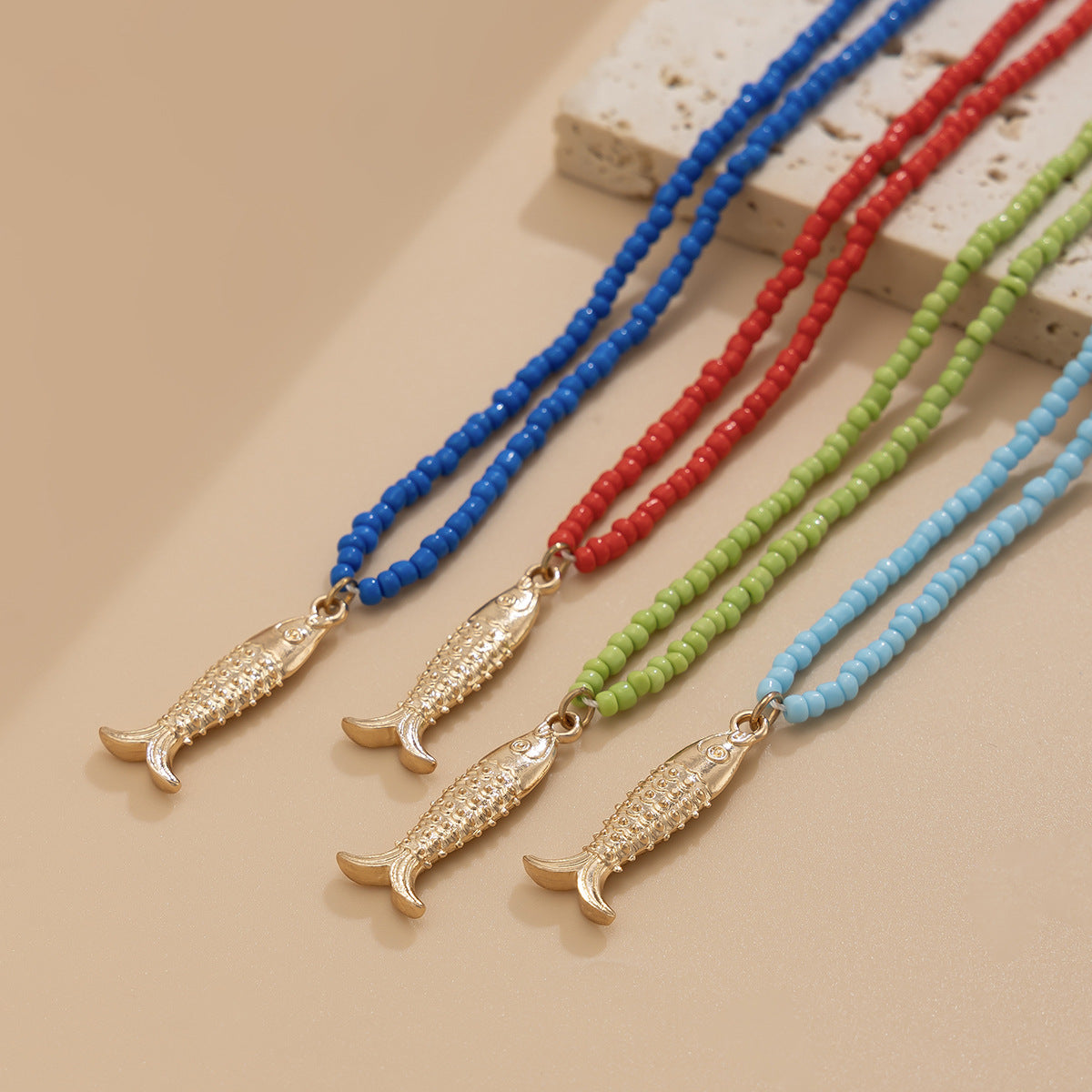 Collana da Donna in Lega a Forma di Pesce in Stile Vacanza con Finitura Placcata e Strati di Perline