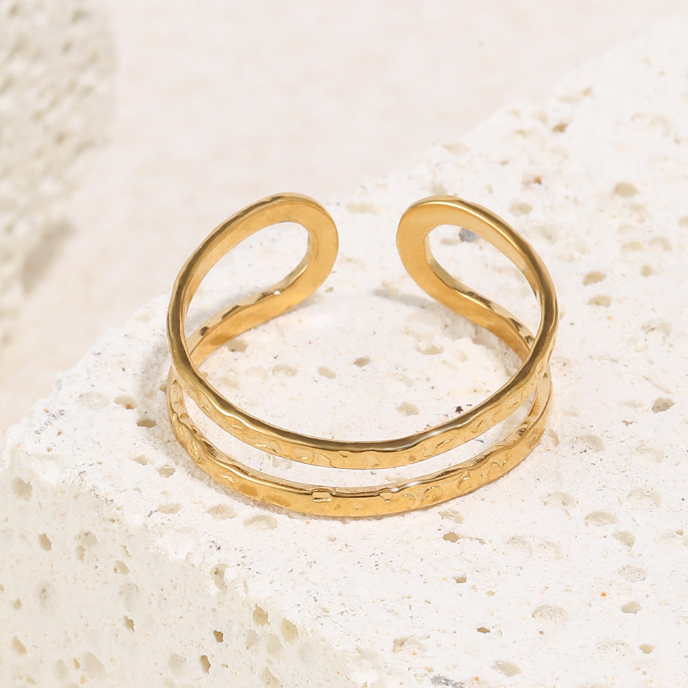 Anillo abierto geométrico minimalista de acero inoxidable chapado en oro de 18 quilates con textura martillada para mujer