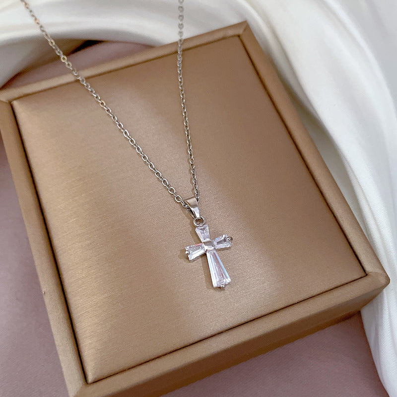 Collana in Stile Cartone Animato con Cuore in Acciaio al Titanio con Pendente in Rame e Intarsio di Strass per Donne e Uomini