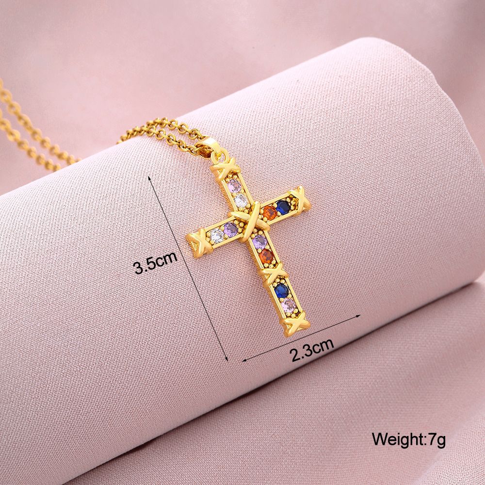 Collana pendente a croce minimalista da donna in rame con placcatura in oro e cristalli di zircone colorati su catena piatta a croce