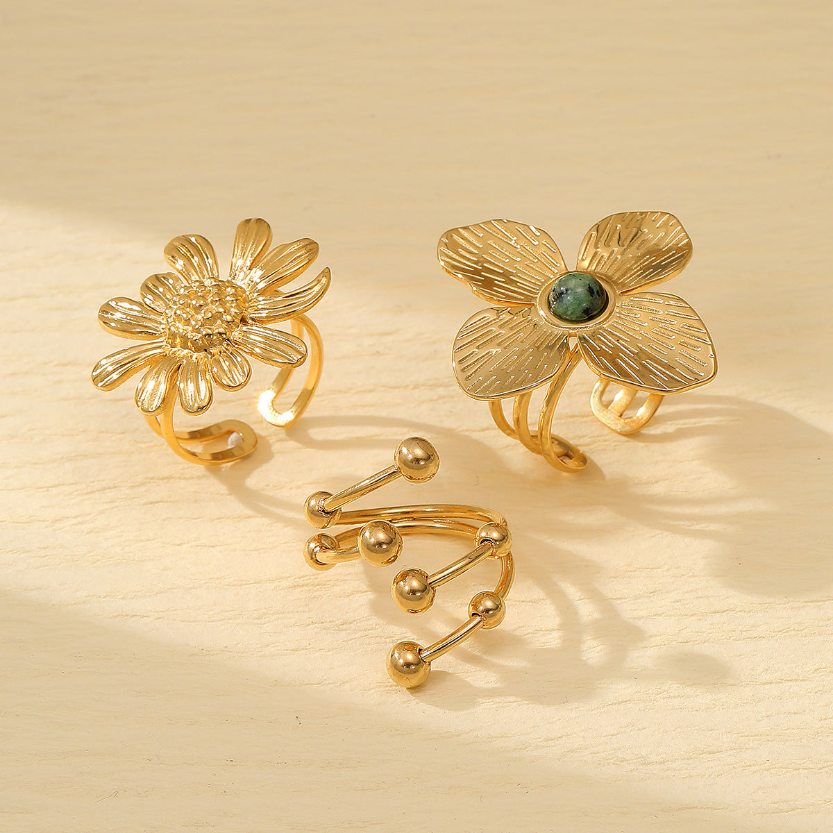 Elegante Anillo Floral de Acero de Titanio para Mujer con Acabado Chapado, Accesorio de Moda de Lujo Ligero