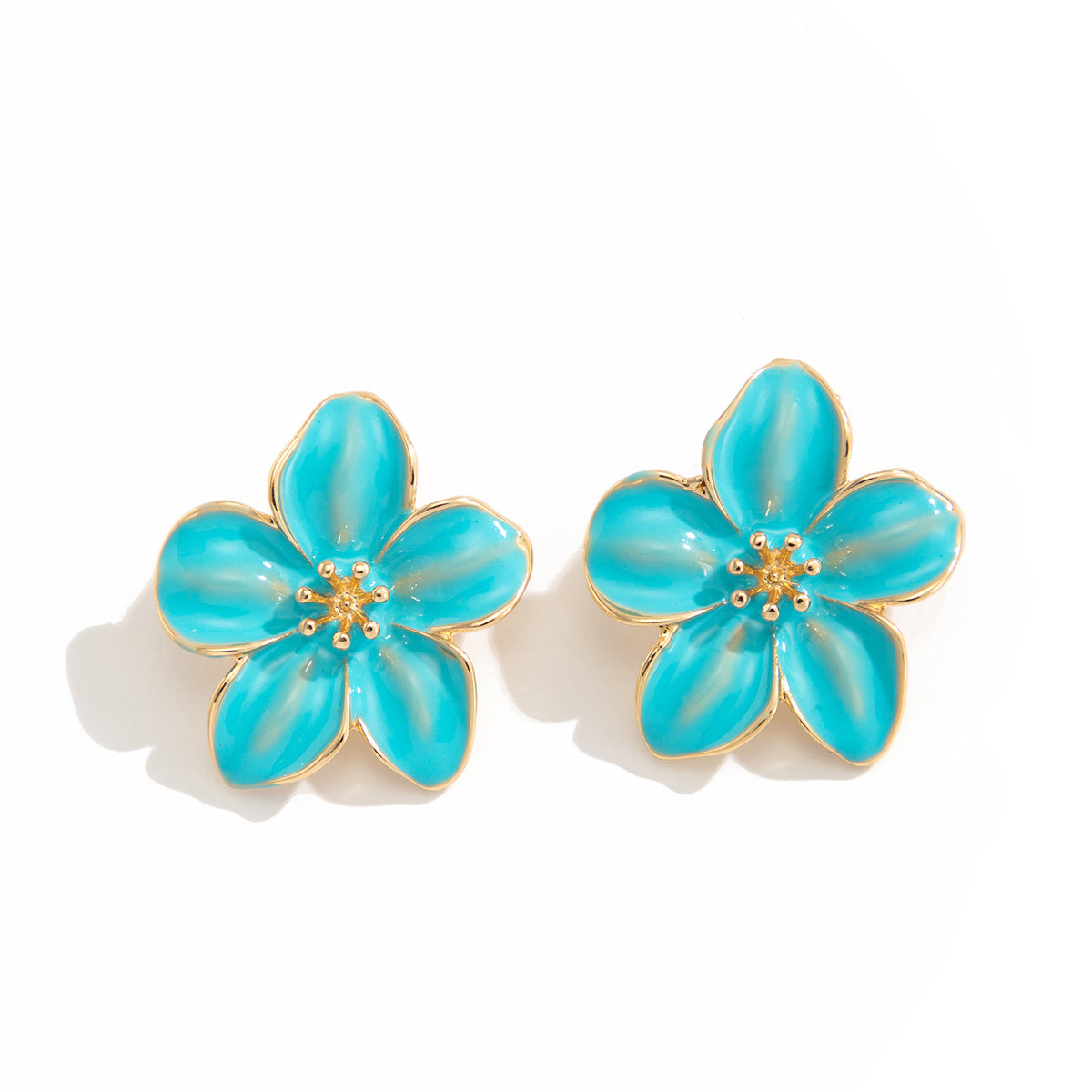 Orecchini a perno minimalisti floreali smaltati da donna con perni in acciaio inossidabile e design a petalo 3D