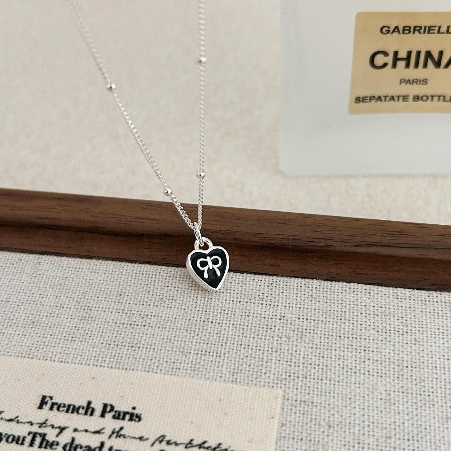 Collana con pendente minimalista a forma di cuore in argento sterling 925 con rivestimento in resina e catena a serpente