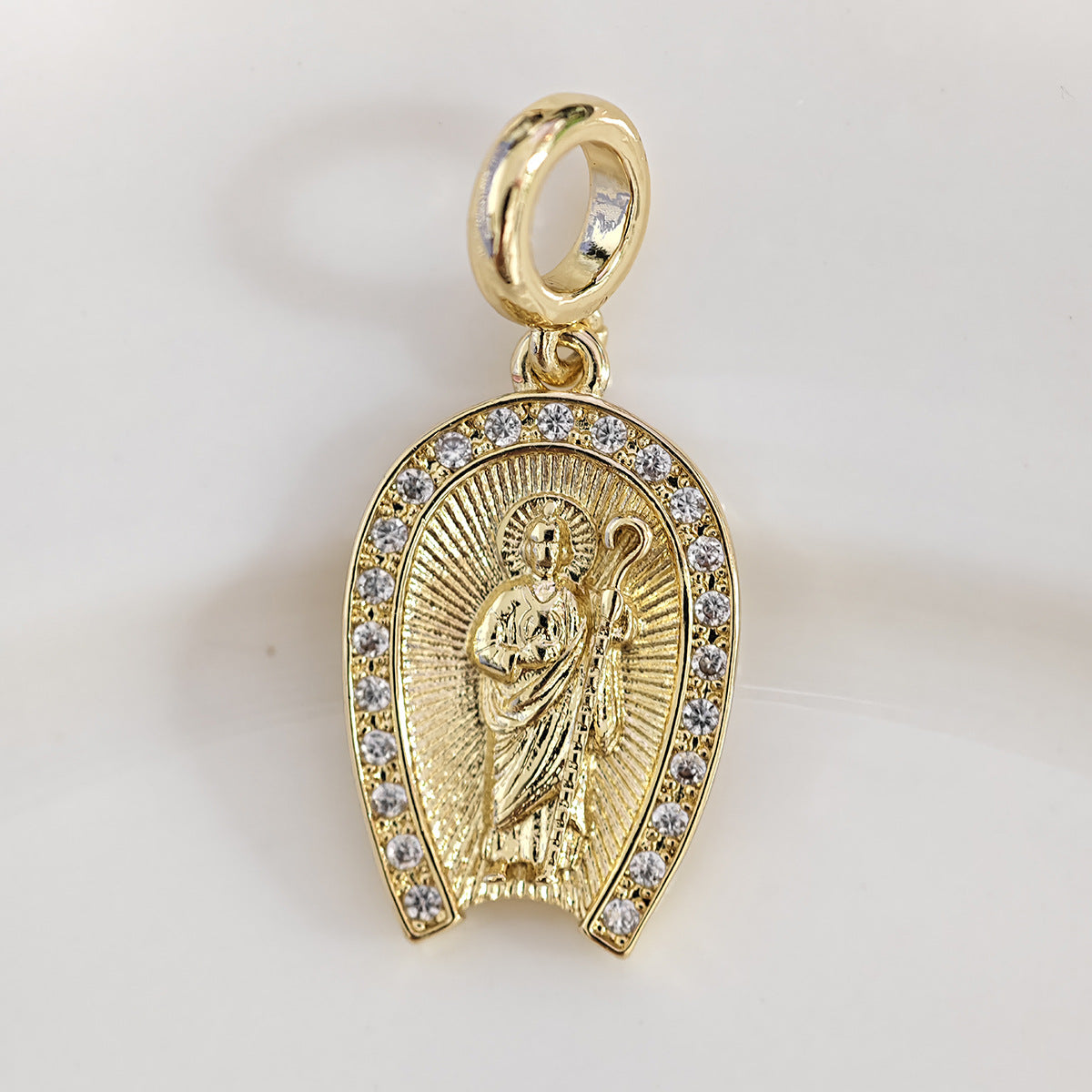 Ciondolo a Lettera Minimalista in Ottone Placcato Oro 18K con Barretta Charm con Zirconia Cubica Incastonata
