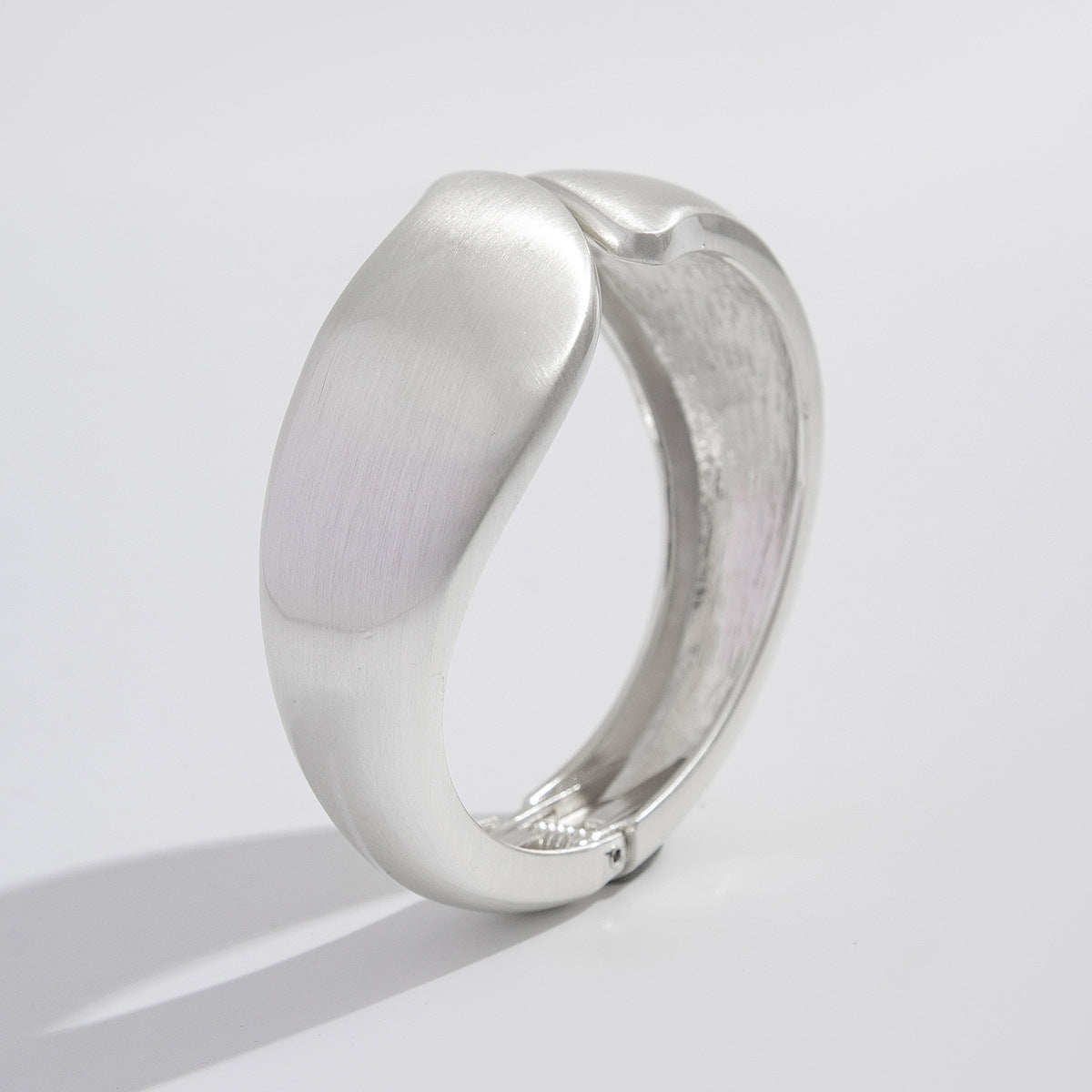 Bracciale geometrico minimalista in lega da donna con finitura placcata e design a polsino aperto