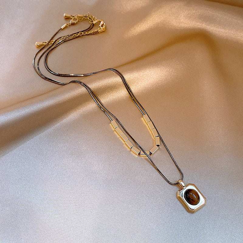 Collana con ciondolo quadrato in rame placcato oro stile retrò Mahlede da donna con design geometrico e catena alla clavicola