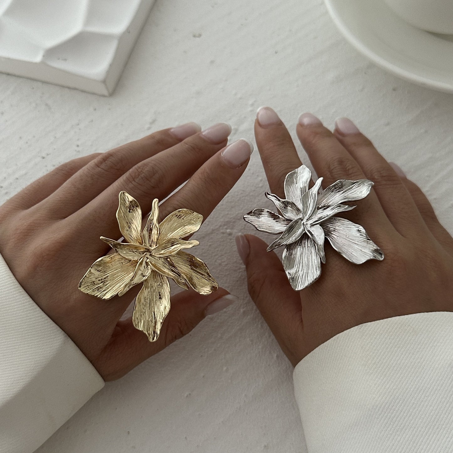 Elegante anillo ajustable para mujer con diseño floral ovalado y perlas de imitación chapadas