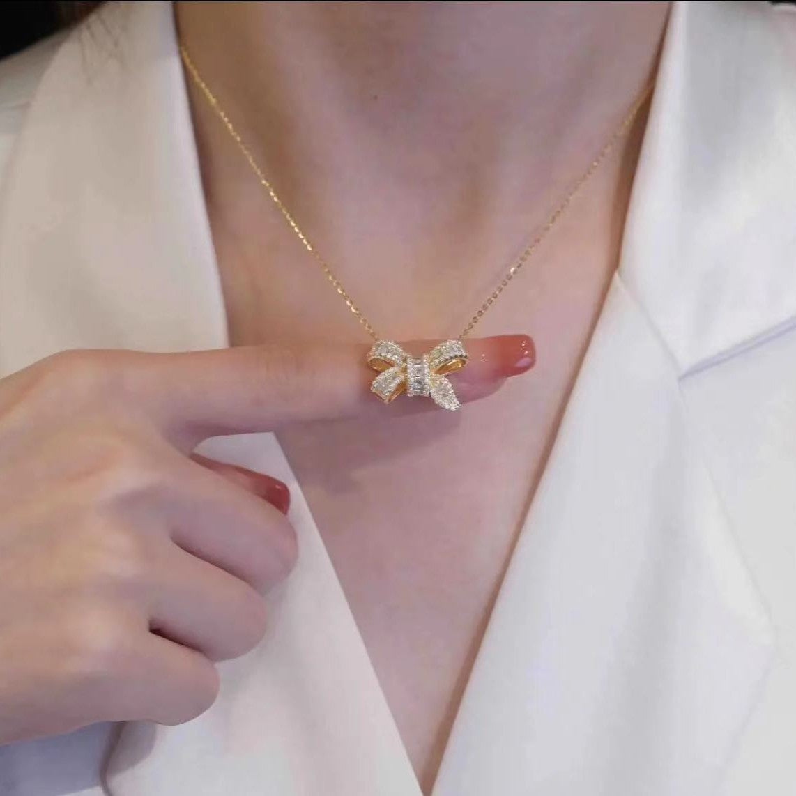 Collana in Acciaio al Titanio a Forma di Fiocco Dolce e Audace con Intarsio di Strass per Donna e Uomo, Stile Medaglione con Catena a Croce Regolabile