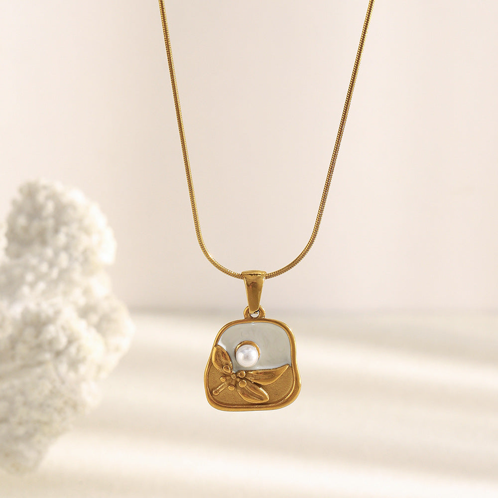 Collana da Donna Minimalista Geometrica in Acciaio Inossidabile Placcato Oro 18K con Ciondolo Floreale Effetto Perla e Smalto