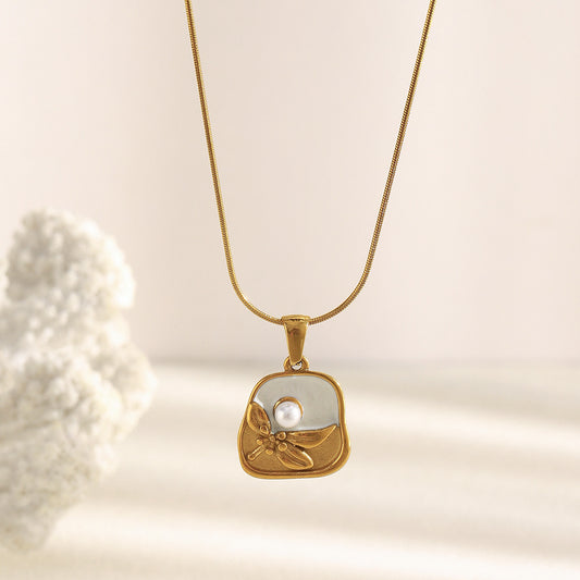 Collana da Donna Minimalista Geometrica in Acciaio Inossidabile Placcato Oro 18K con Ciondolo Floreale Effetto Perla e Smalto