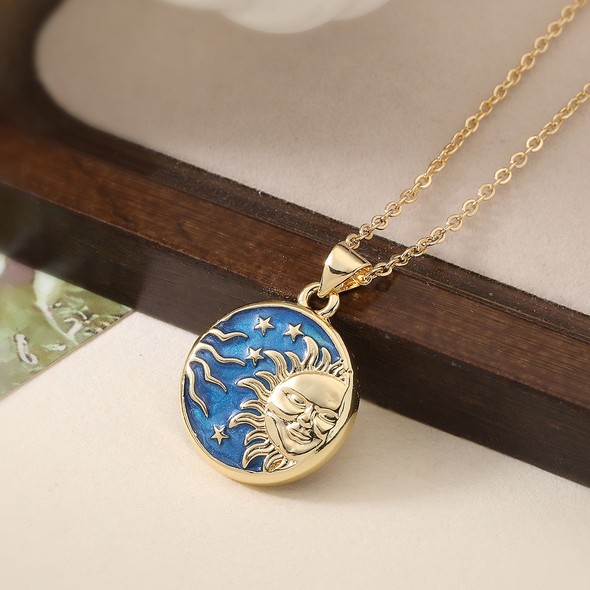Collana a ciondolo minimalista con sole, luna e stelle in rame con placcatura in oro 18K e finitura smaltata