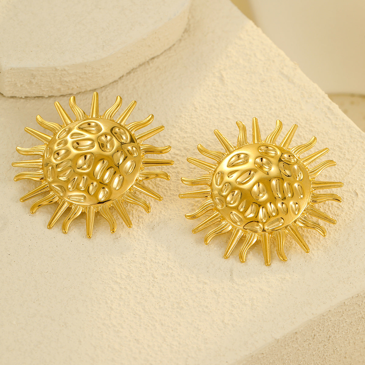 Orecchini vintage in acciaio inossidabile a forma di girasole da donna con finitura placcata e design testurizzato