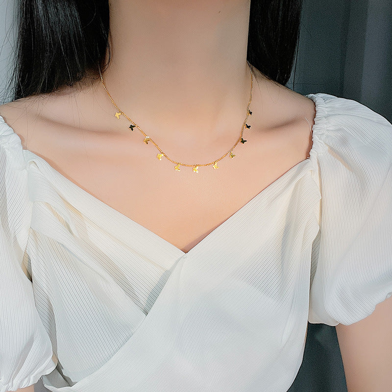 Collar con colgante de mariposa minimalista para mujer en acero titanio con acabado chapado, delicada cadena de clavícula para verano