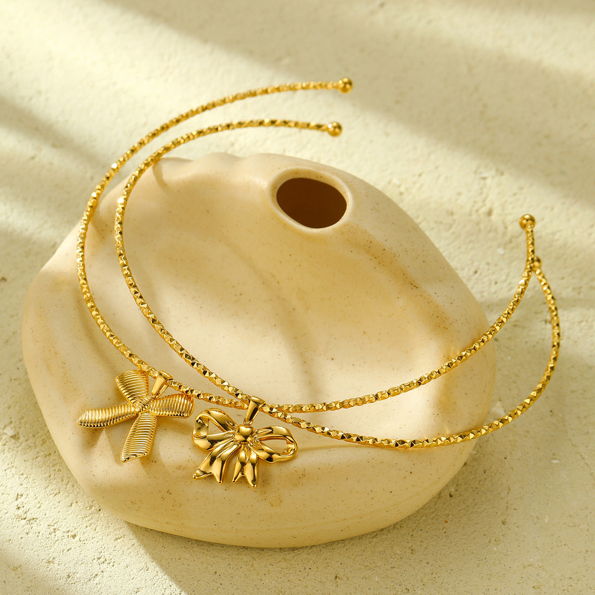 Collana Pendente Fiocco alla Moda da Donna in Acciaio al Titanio con Finitura Placcata, Catena Regolabile per Clavicola