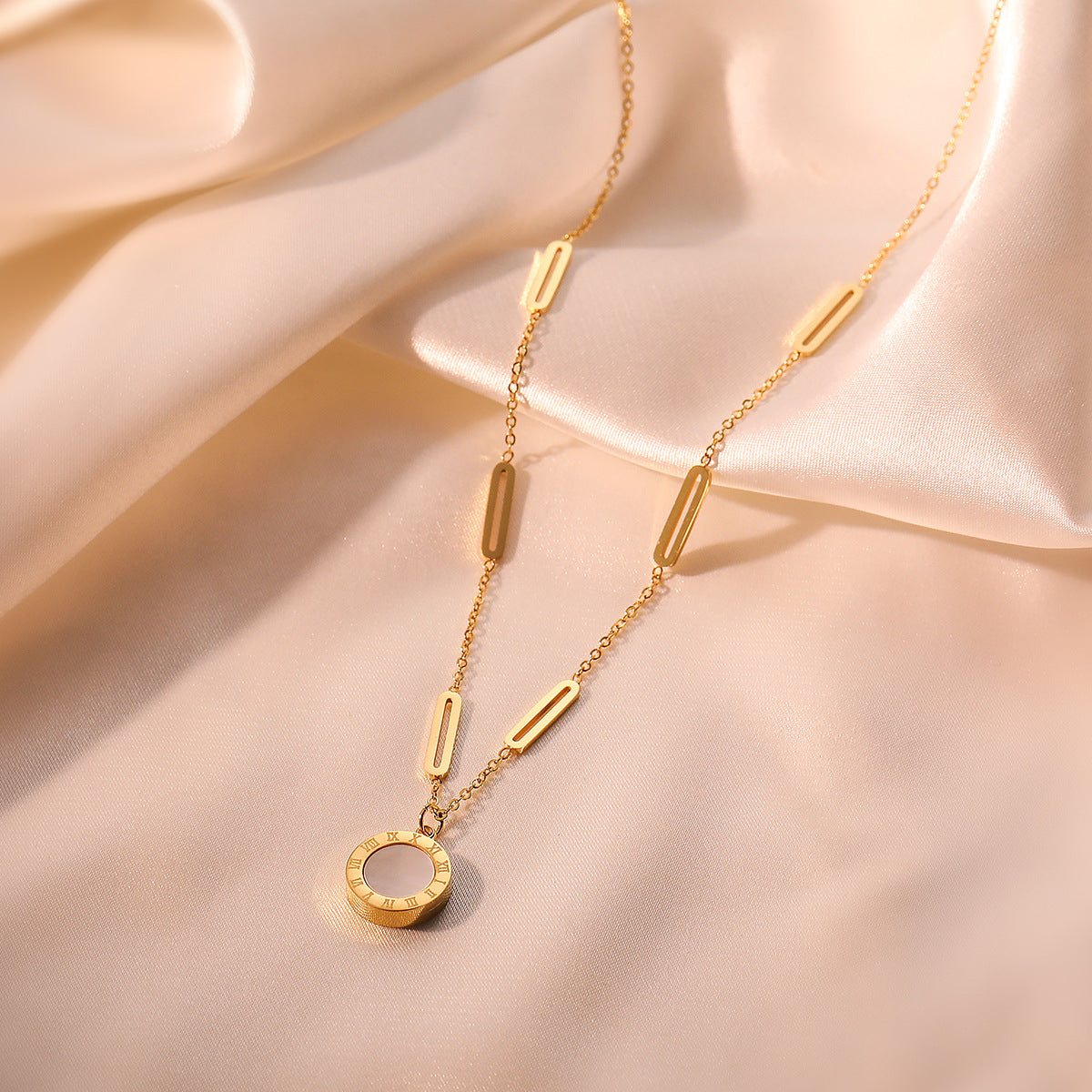 Collana minimalist geometrica da donna in acciaio al titanio con placcatura in oro e intarsi in zirconi, catenina clavicolare alla moda