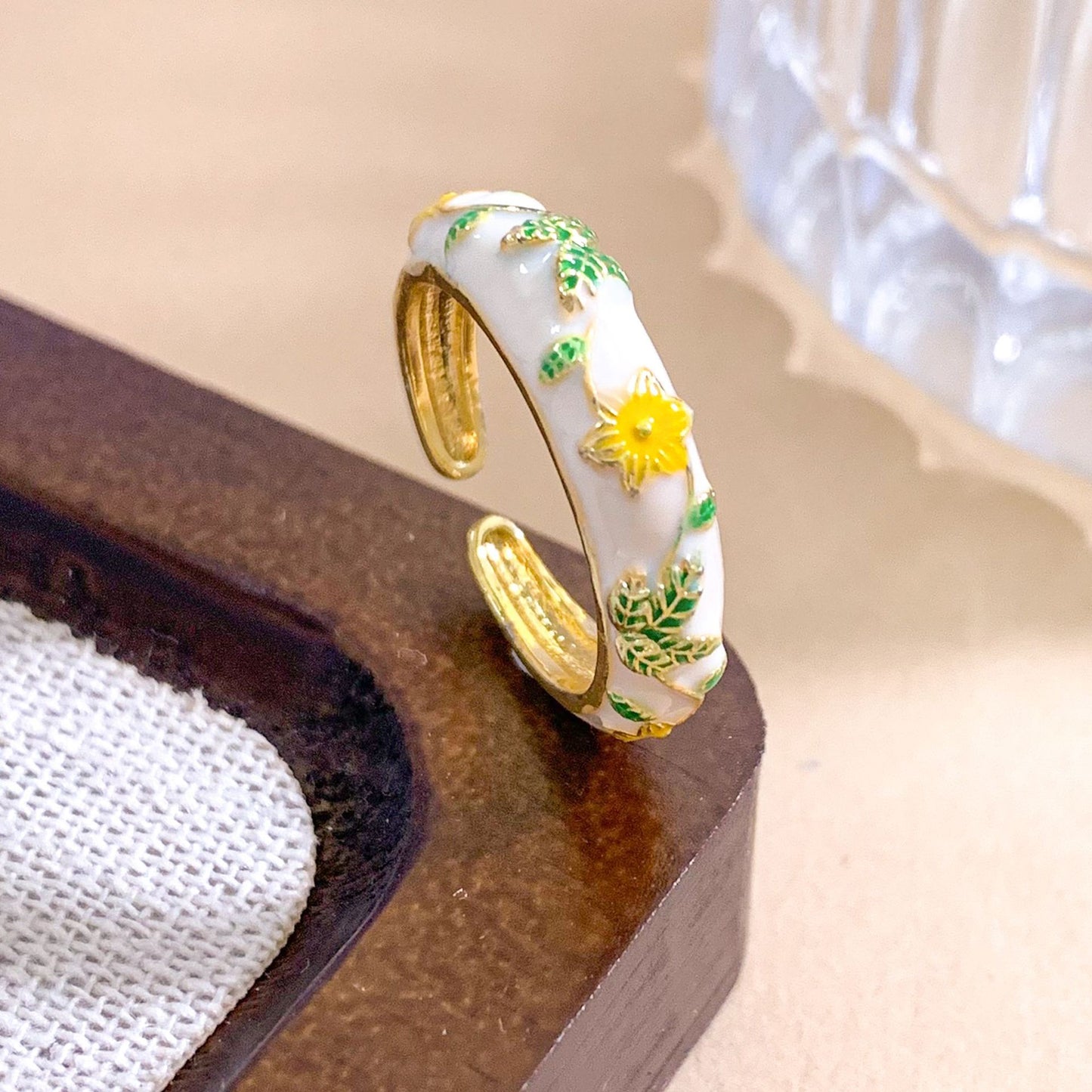 Anello da donna in ottone placcato oro con smalto a fantasia floreale