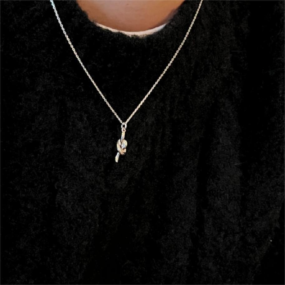 Collar Minimalista Nudo Coreano en Plata de Ley 925 con Colgante Geométrico