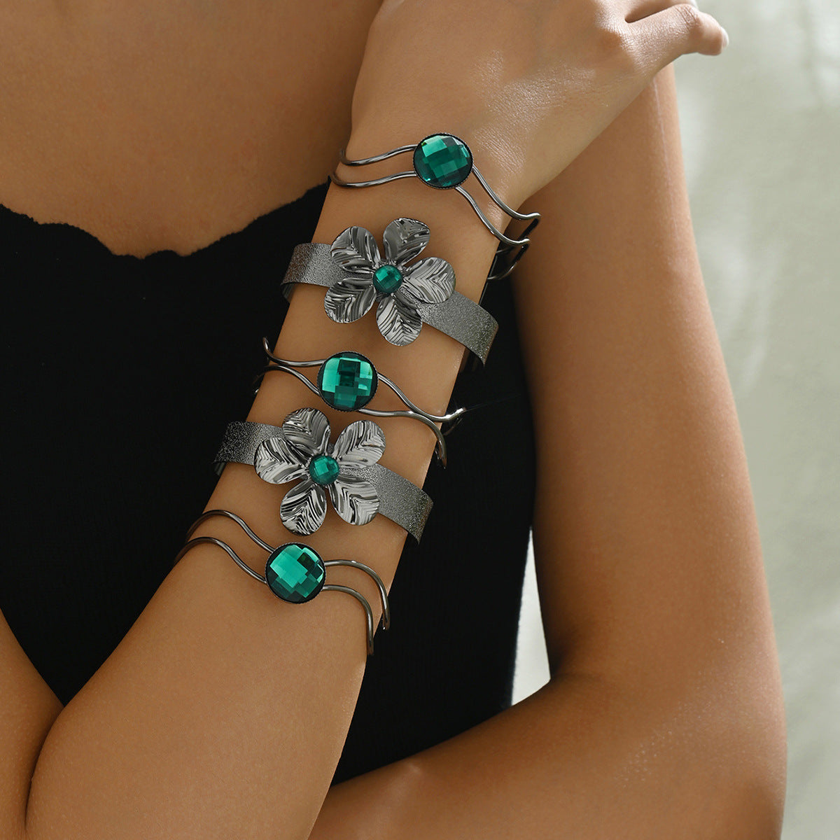 Bracciale da donna a manetta aperta regolabile in lega di zinco con intarsi di perle, stile OL alla moda con motivo floreale