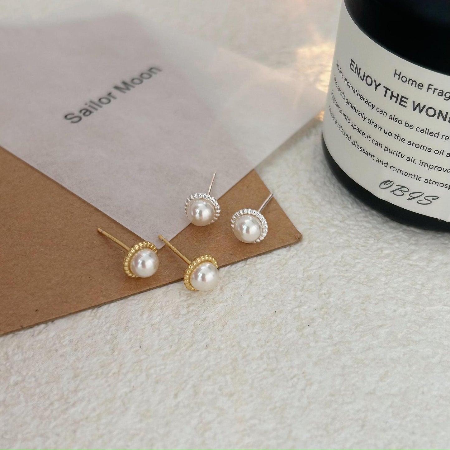 Orecchini a Perno Minimalisti con Perle in Argento Sterling 925 Placcato Oro, Design a Forma di Lettera