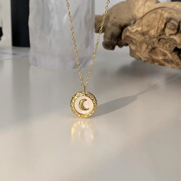 Collana Pendente Luna Crescente Minimalista con Madreperla per Donna in Acciaio al Titanio Catena Serpente Delicata Gioielleria per Clavicola