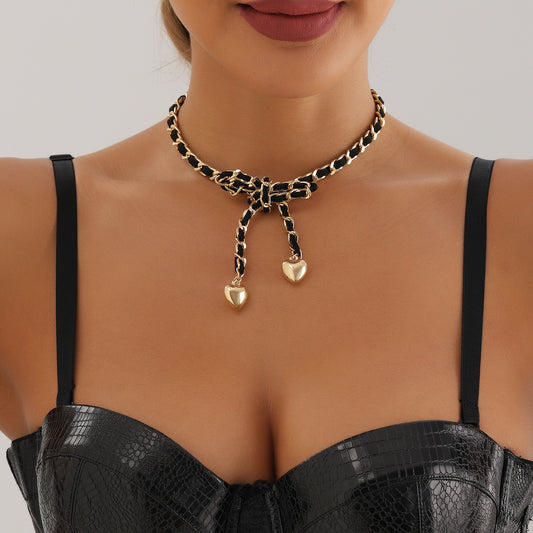 Collana da donna con ciondolo a forma di cuore minimalista rivestito in velluto, con ciondolo in lega placcata e delicata catena a strati.