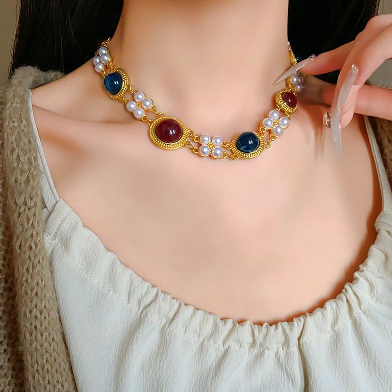Set di bracciale con perline triangolari e collana a clavicola da donna in stile vintage, gioielli placcati in lega con design geometrico