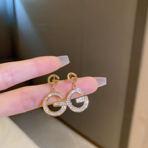 Orecchini a farfalla geometrici chic con perle d'acqua dolce e intarsio di zirconi su perni in argento sterling 925