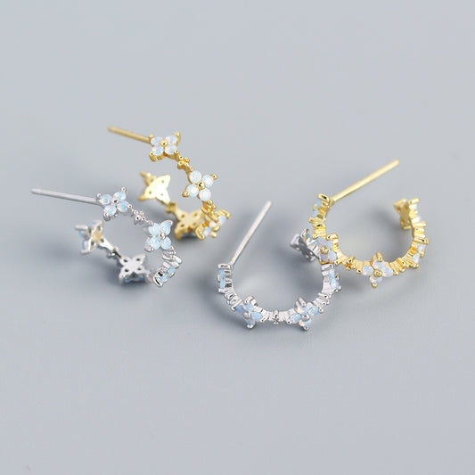 Pendientes de Plata Esterlina S925 en Forma de Trébol Floral Dulces y Atrevidos con Detalles de Piedras Blancas Lechosa