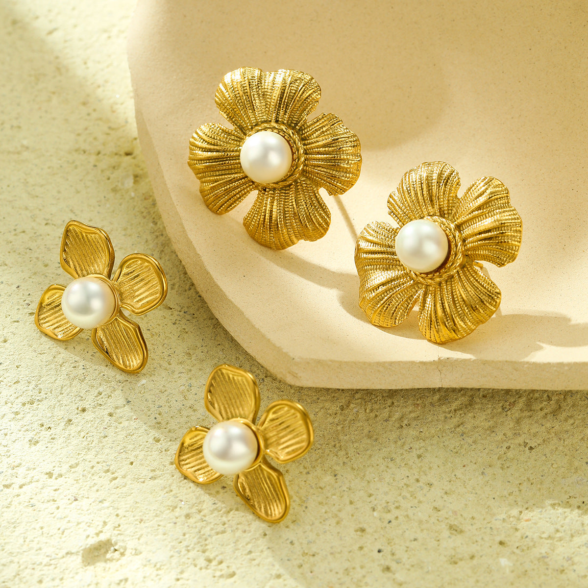 Pendientes minimalistas de titanio con forma floral, incrustaciones de perlas y acabado chapado para mujer