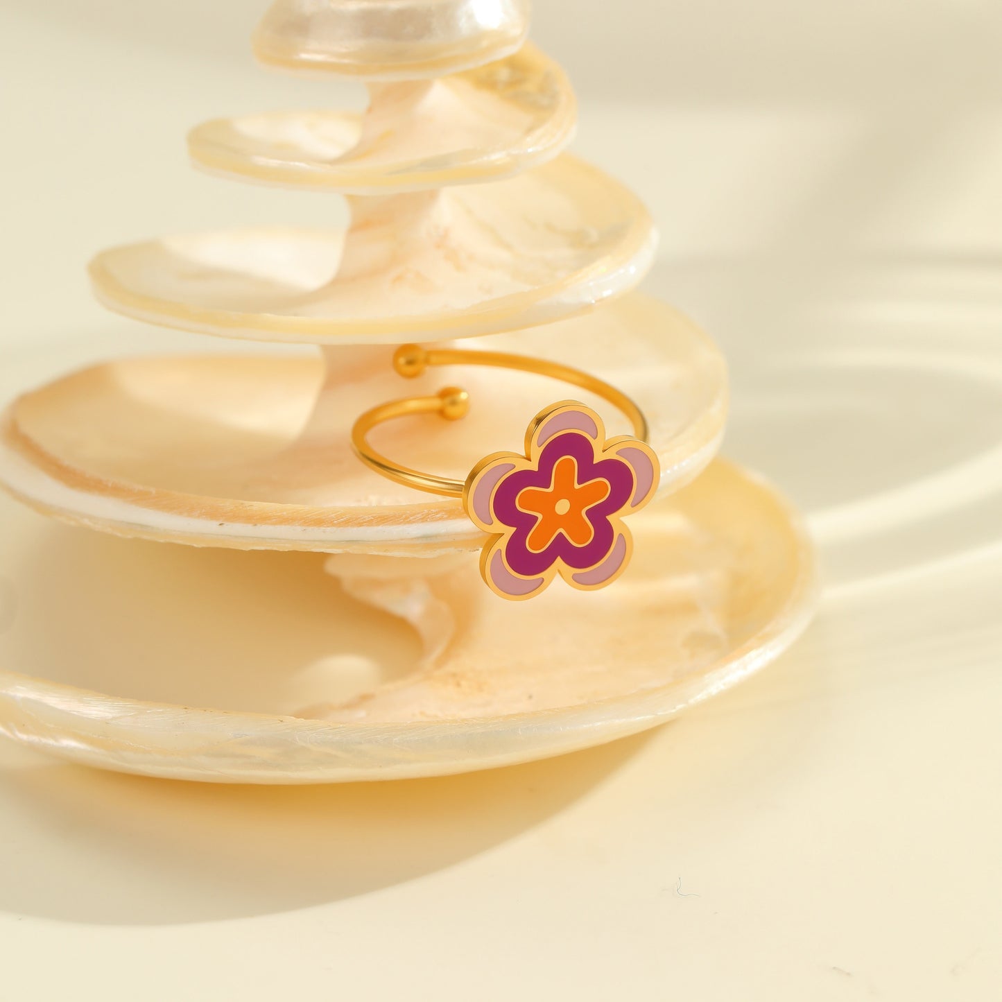 Anillo de Acero Inoxidable con Esmalte Floral Minimalista y Baño de Oro de 18K, Banda Abierta Ajustable para Mujer